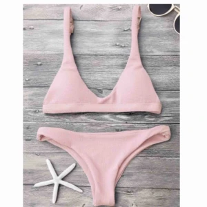  - Helt ny oanvänd bikini från Zaful med tags. Storlek M men passar mig som brukar ha S. Materialet är väldigt stretchigt och överdelen har justerbara band. Superfin! 🌸