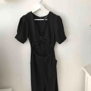  - Sjukt snygg jumpsuit med öppen mage! Den är från ASOS petite och då jag är 177 cm är den för kort för mig. Har bara använt den två gånger och hjälp vad mycket komplimanger jag fick! Köp! Den förtjänar att bli använd! Köparen står för frakten 🛍