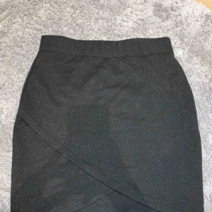  - En glittrig svart kjol från Cubus perfekt för fest tillfällen! Xs/s 