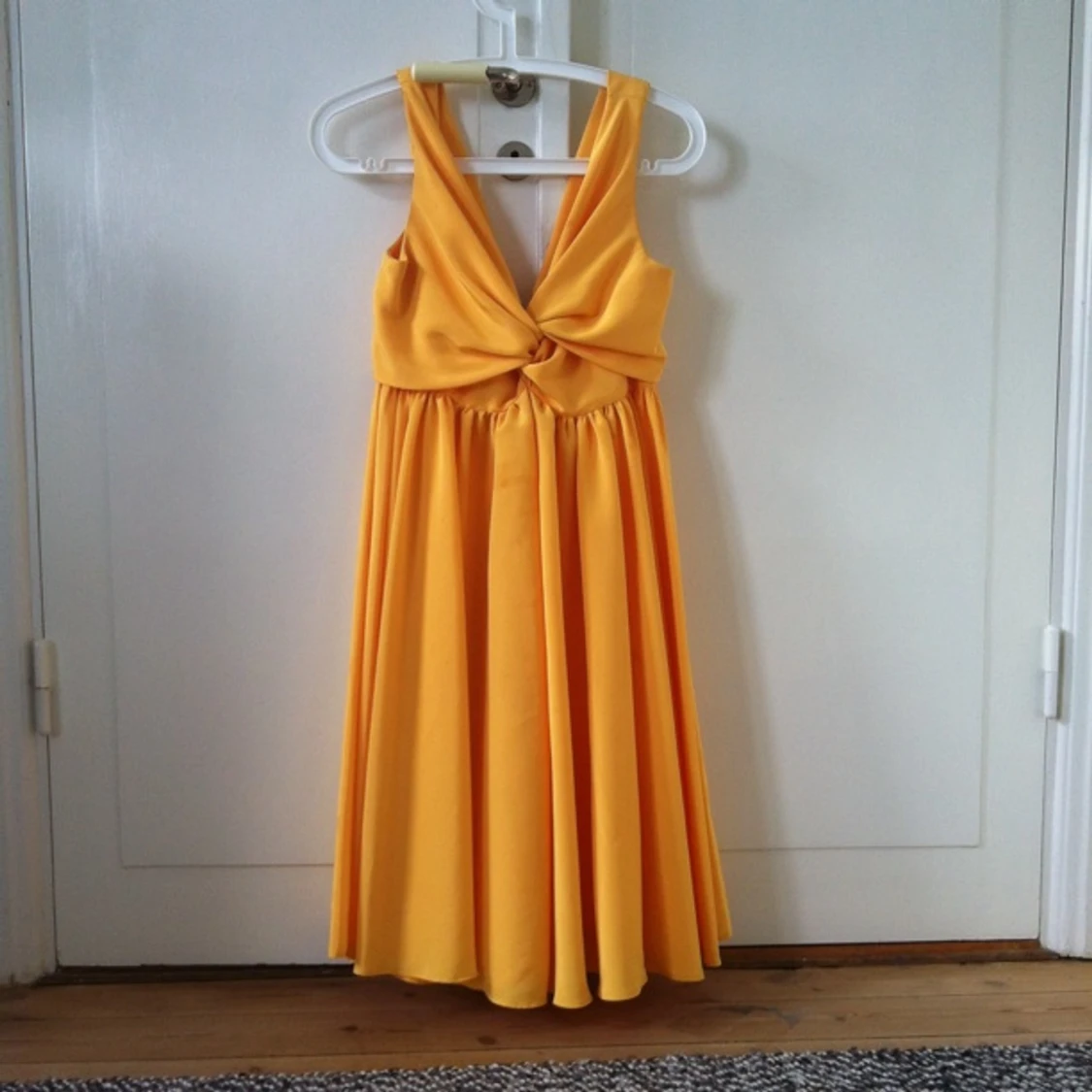 Gul knälång vintageklänning. Orginalpris 1000. Har ett fåtal fläckar som ej syns på håll.