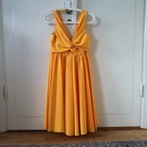 Gul knälång vintageklänning. Orginalpris 1000. Har ett fåtal fläckar som ej syns på håll. - Gul knälång vintageklänning. Orginalpris 1000. Har ett fåtal fläckar som ej syns på håll.