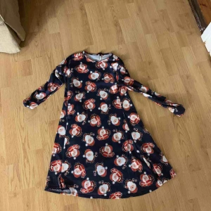  - En supersöt klänning köpt på JFR med tomtar på, storlek s/m, använd fåtal gånger, 100 kr + eventuell frakt