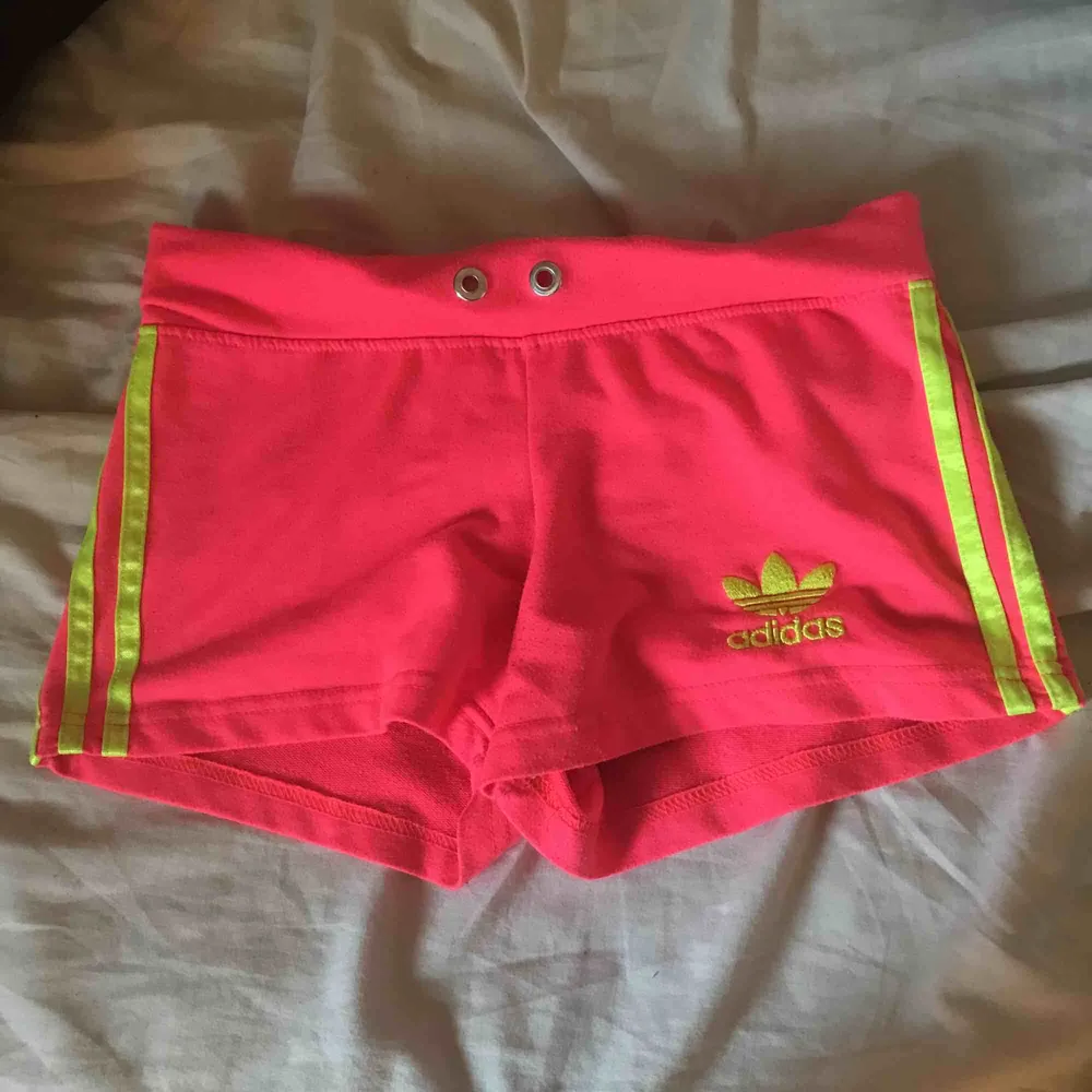 Säljer dessa neon rosa Adidas shorts i storlek XS Möts upp i Linköping annars står köparen för frakten Frakt 50kr. Shorts.