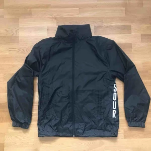  - Vindjacka från SOUR med utfällbar luva  Aldrig använd