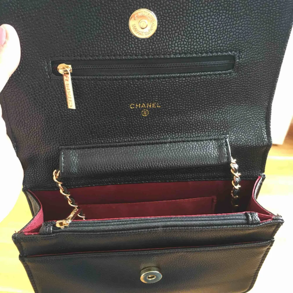 Chanel oäkta väska köpt här på plick, använd några gånger fin skick, har för många väskor .  Köparen står för frakt om den ska skickas .. Väskor.