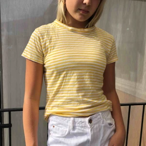  - Randig bas t-shirt ifrån Neuw i nästan helt nyskick