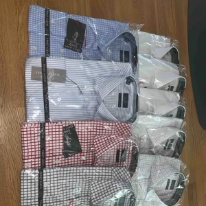  - Säljer 9st Ernst Alexis skjortor i modell SlimFit storlek 43/44 (XL). Alla ligger i orginalförpackning och är helt oanvända, då det blev fel storlek. kan erbjuda paketpris om man är intresserad av fler. 