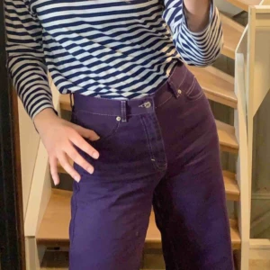 - Lila vida jeans från Pullandbear, använda typ 2 gånger. Vita synliga sömmar, möts upp i Stockholm eller så står köparen för frakten