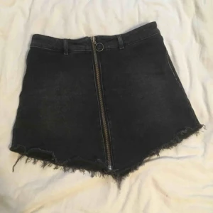  - Supersnygg svart jeanskjol från bikbok i strl S, nyss köpt men visade sig att den ej passade, så alltså endast prövad. Hämtas upp i Umeå men kan också fraktas gentemot att köpare betalar frakt!