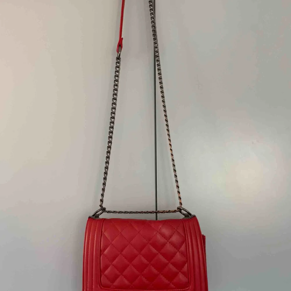 Super söt röd liten väska, använd en sommar och i väldeligt fint skick!. Väskor.