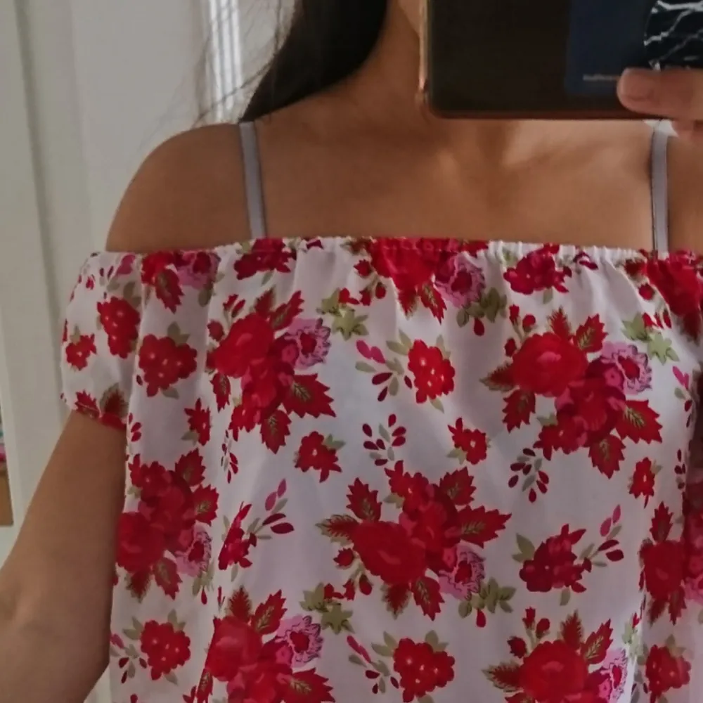 Offshoulders blus som funkar för XXS och XS men är egentligen 170 för barn. Blusar.