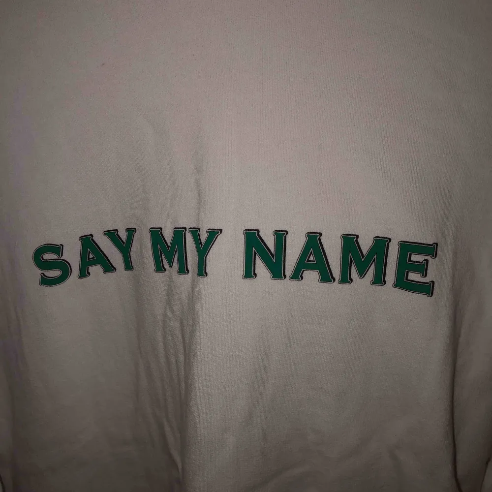 Vit hoodie med grön text ”say my name”. Frakten är 54!. Hoodies.