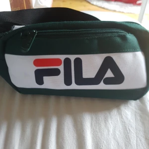  - Fila Magväska köpt i danmark. Frakten är inpackad i priset.