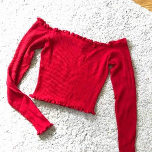  - Stretchig röd croppad offshoulder topp från newyorker 🌻
