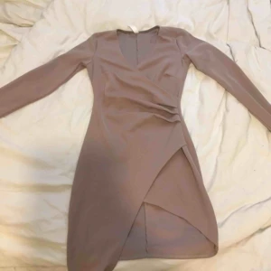  - Superfin beige tight klänning med slits i strl xs från blueblush (köpt i boston). Skulle gärna ha kvar om den var lite större🥺 Hämtas upp i Umeå men kan också fraktas gentemot att köpare betalar frakt!