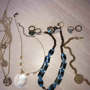  - Ringar: 5kr/st  Halsband längst till vänster: 1. SÅLD 2. 15kr 3. 20kr 4. SÅLD  De två ringarna längst från höger SÅLDA