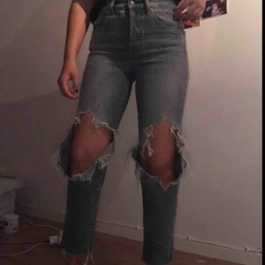  - Ljusblåa jeans med hål på knäna. Säljer pga att jag int använder dom, andvända några få ggr. 