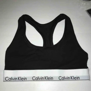  - Calvin Klein topp/bralette som är oanvänd och ny. Kommer tyvärr inte till användning. Köpt i Calvin Kleins egna butik i usa🥰 skriv vid intresse.