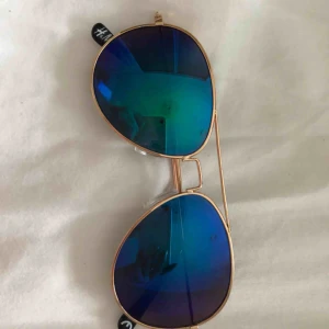  - Spegel glasögon från hm med guldiga bågar. Bra skick men ganska gamla 