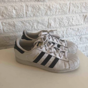  - Adidas superstars i storlek 40, bra skick. Köparen står för frakt💙