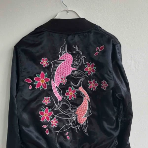  - Broderad bomber i satin 💗