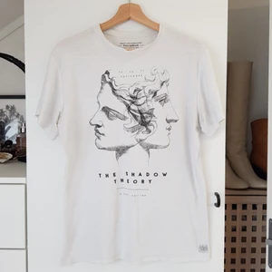  - Super cool tshirt från pull and bear, egentligen till killar men funkar också till tjejer!! Använd 2-3 ggr, passar mig som har M. Frakt betalas av köparen eller så kan vi träffas vid centralen eller täby centrum!