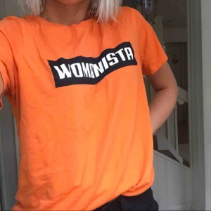  - Snygg orange T-shirt! Bra skick! Kan fraktas, bytas eller mötas upp.