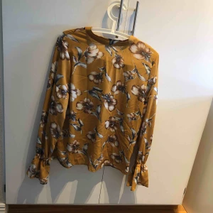  - Helt oanvänd blus från NAKD Priset är inklusive frakt 