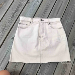  - Snygg ljusrosa/ krämvit jeanskjol från Forever 21 med svarta sömmar🥰 Aldrig använd