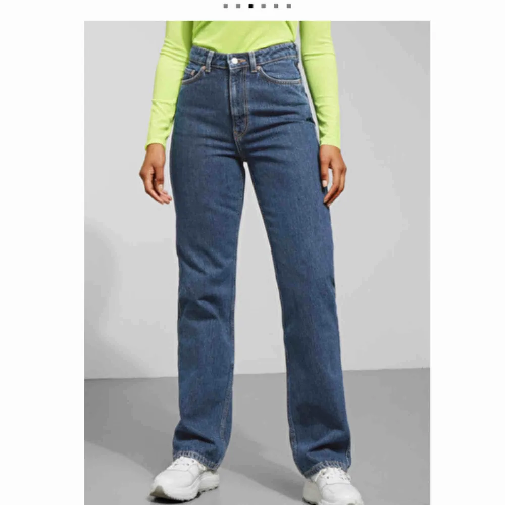 Row Win Blue Jeans från Weekday. Använda max tre gånger: alltså som nya.  Skriv om du vill ha flera bilder på jeansen! . Jeans & Byxor.