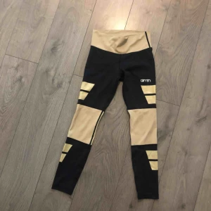  - Jättesnygga träningstights i väldigt bra skick Använt ett par gånger men tyvärr för små   Priset är inkl frakt  