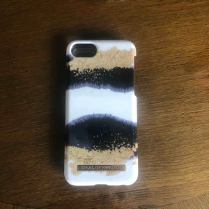  - Säljer detta skal som passar för iPhone 6, 6S, 7 och 8. Det är nästintill oanvänt! Säljer för att det inte kommer till användning.
