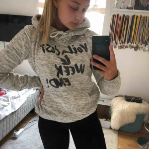  - Grå hoodie från h&m. Fint skick och väldigt bekväm. Köpare står för frakt 😊