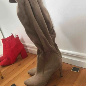  - Superfina beiga overknee klackar. Säljes pga felköp sv storlek, knappt använda skulle tro att de aldrig är använda utomhus. Frakt tillkommer 