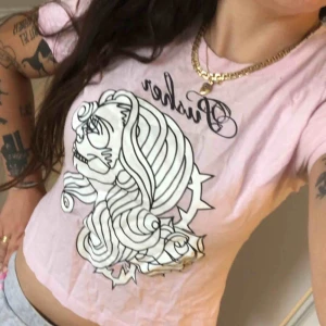  - En t-shirt med trycket ”Pusher”. Storlek medium (mer som en small), damstorlek. Skick: 5/10. Levereras nytvättad. Postas endast, (18kr) frakten är inräknad i priset. Mvh Marija & Nugget