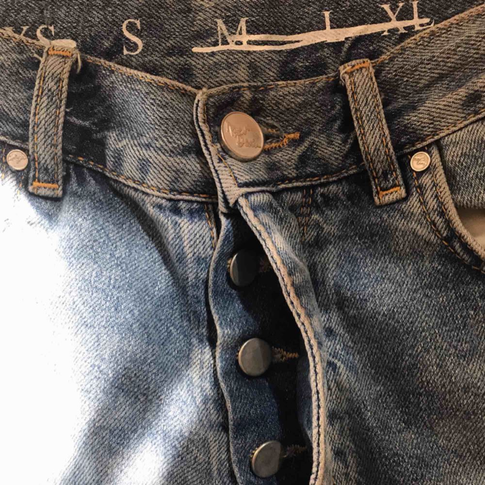 Ett par schyssta mom jeans från Bikbok som är använda cirka 3 gånger alltså är plaggets skick fortfarande bra! Plagget kan fraktas med köparen står för frakten (30kr) jag kan även mötas upp i Lund-området🦋. Jeans & Byxor.