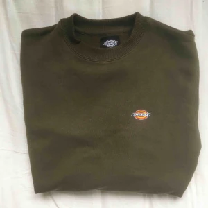  - Jättefin mörkgrön collegetröja från Dickies. Nyskick. Fri frakt.
