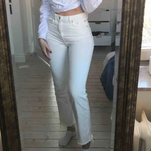  - Snygga vita raka jeans från weekday i modellen voyage. Ganska små i storleken, inte stretchiga. Kunden står för frakt!