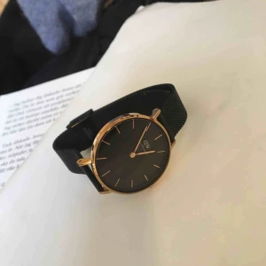  - Oanvänd Svart och rosé men ser ut mer som guld  Går att justera storlek