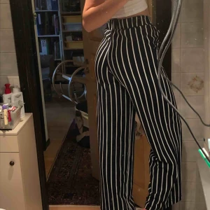  - Skitfina randiga byxor från GinaTricot som är väldigt töjbara så passar lätt S också! Köparen står för frakt<3