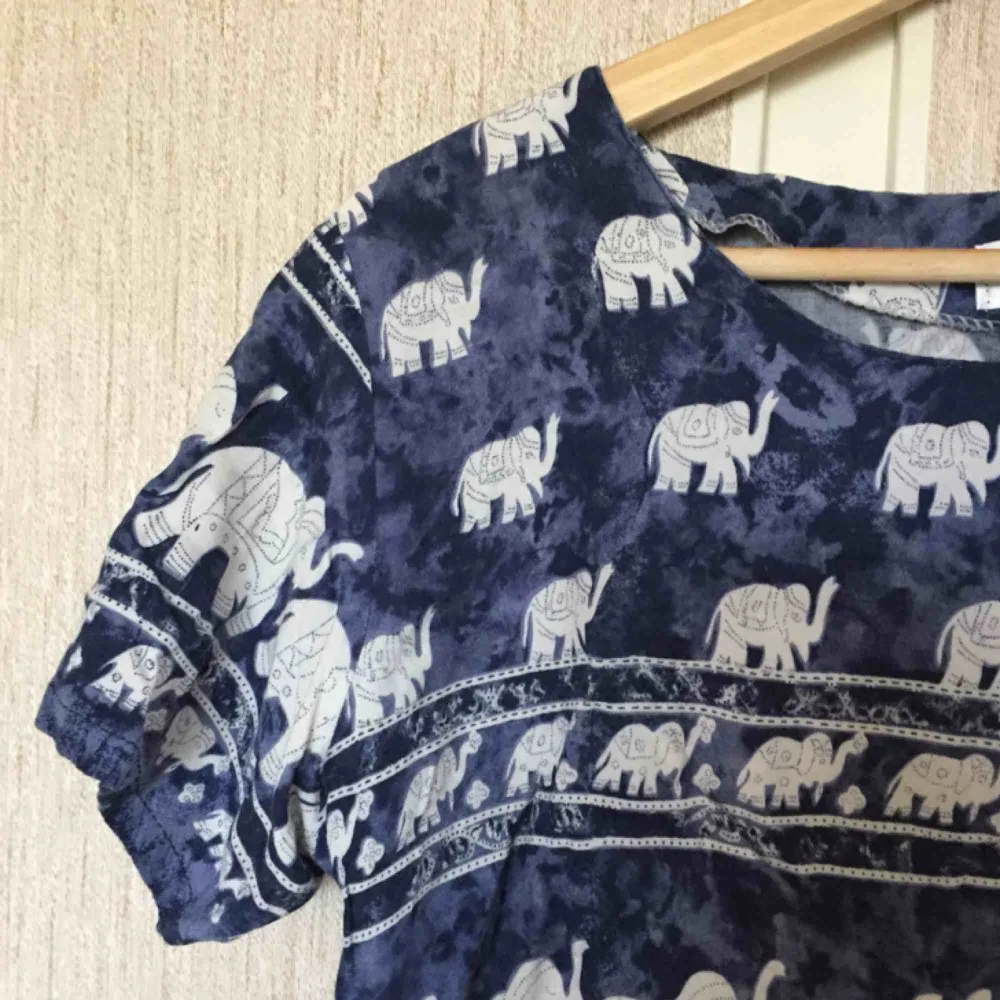Magtröja med thailändsk elefantmönster.. T-shirts.