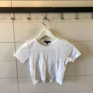  - Croptop från Topshop i storlek 36. Frakt 50kr eller möter upp i Kristinehamn 