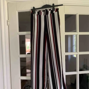  - Supersnygga och sköna utsvängda ”flowy pants” med fickor. Använda ca 5 gånger.