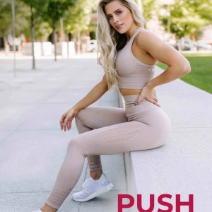 Gymstark leggings - Gymshark leggings i färgen Taupe men skulle säga att dom är mer åt det beiga hållet! , inköpta för 600kr, buda!! 