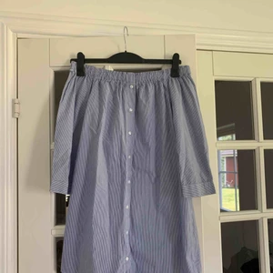  - Skjortklänning med knäppning. Använd 1 gång. Frakt tillkommer