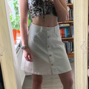  - Super fin kjol från Noisy May! Är lite stor för mig som har storlek XS/S. Frakt inräknat i priset, tar endast swish. Bara att skicka en fråga om du undrar något! 