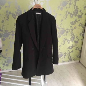  - En svart blazer från boohoo har knappt använt den och de är därför jag säljer den, den har knappar som man kan knäppa dock så har den inte fickor utan de är bara någon detalj 