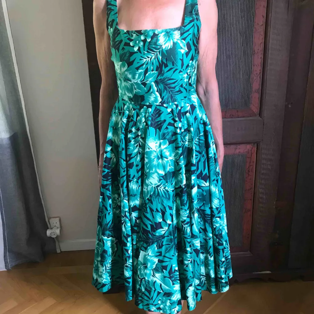 Blommig klänning i 50-tals stil från Zara. Superskick! . Klänningar.