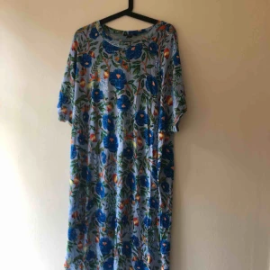  - T-shirtklänning som går över knäna Monki