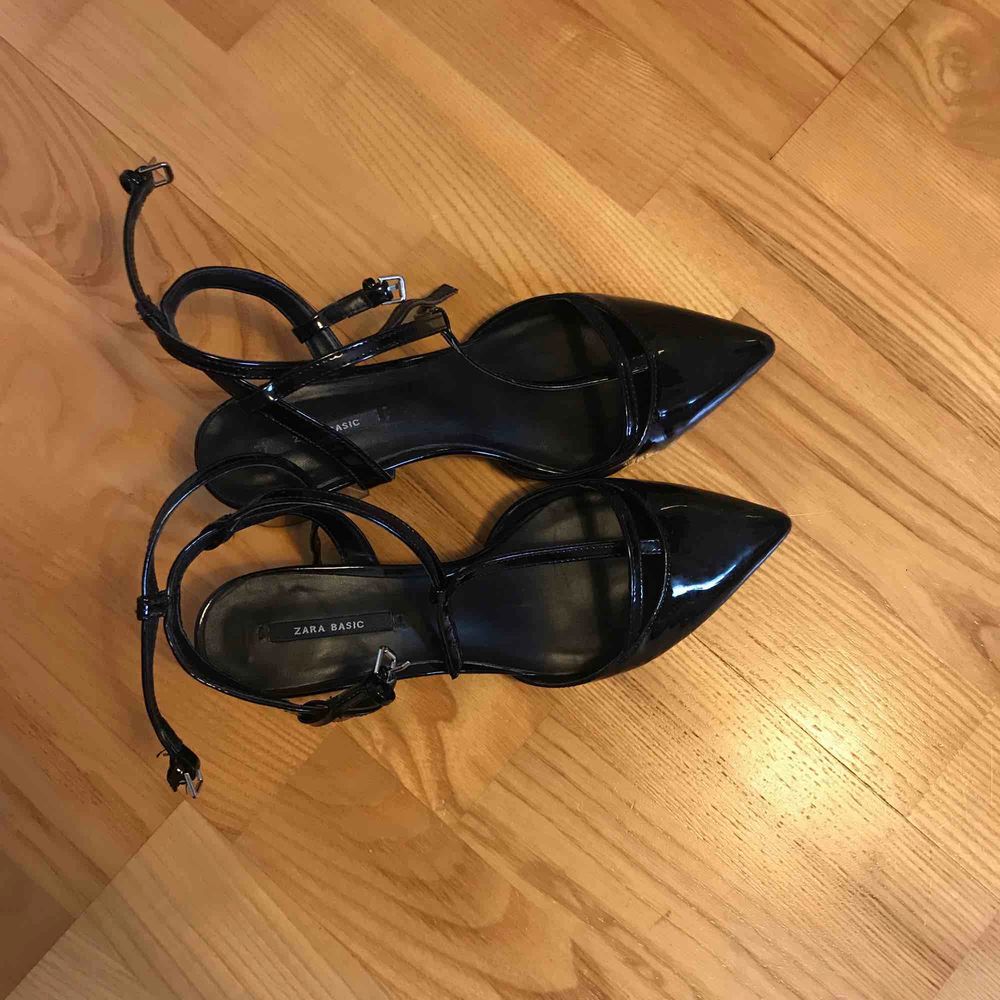 Glansiga svarta skor med låg klack | Plick Second Hand